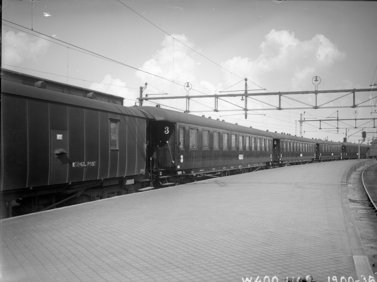 Vagnleverans 1937 från Kockums till Göteborg och Göteborg - Borås Järnväg, GBJ.
Närmast Statens Järnvägar, SJ DFo1 1194 och därefter GBJ Co5 83. I resten av tåget ytterligare två SJ Co5 ur serien 83-87 men mellan dem BCo4 60.