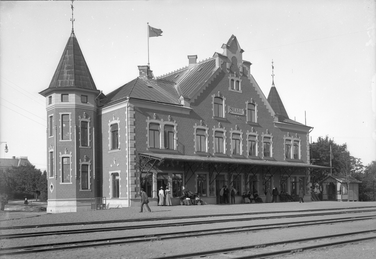 Stationen anlades 1873-74 av LSSJ.,(Lidköping - Skara - Stenstorp Järnväg)  Det ursprungliga stationshuset ersattes 1899, i samband med VGJ,(Västergötland - Göteborg Järnväg)  anslutning, med en ny byggnad (två våningar, putsad). Denna byggnad utökades 1919, samt undergick 1942 omändring och modernisering.
