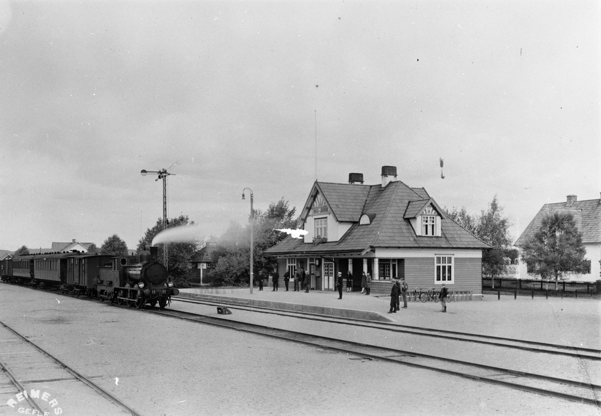 Dala-Järna järnvägsstation, uppförd av Stockholm-Västerås-Bergslagen Järnväg, SWB,  1902. Stationen hette ursprungligen Uppsälje.
På spåret syns SWB lok 33.
