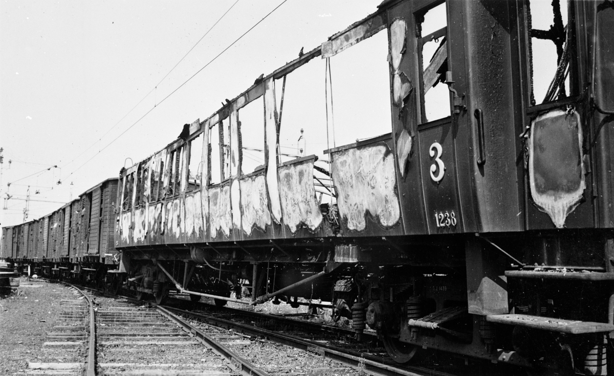 Krylbosmällen. Eldhärjade personvagnar efter explosionen av ett tyskt ammunitionståg vid Krylbo järnvägsstation den 19 juli 1941. Vagnen närmast i bild är SJ Co9a 1238.