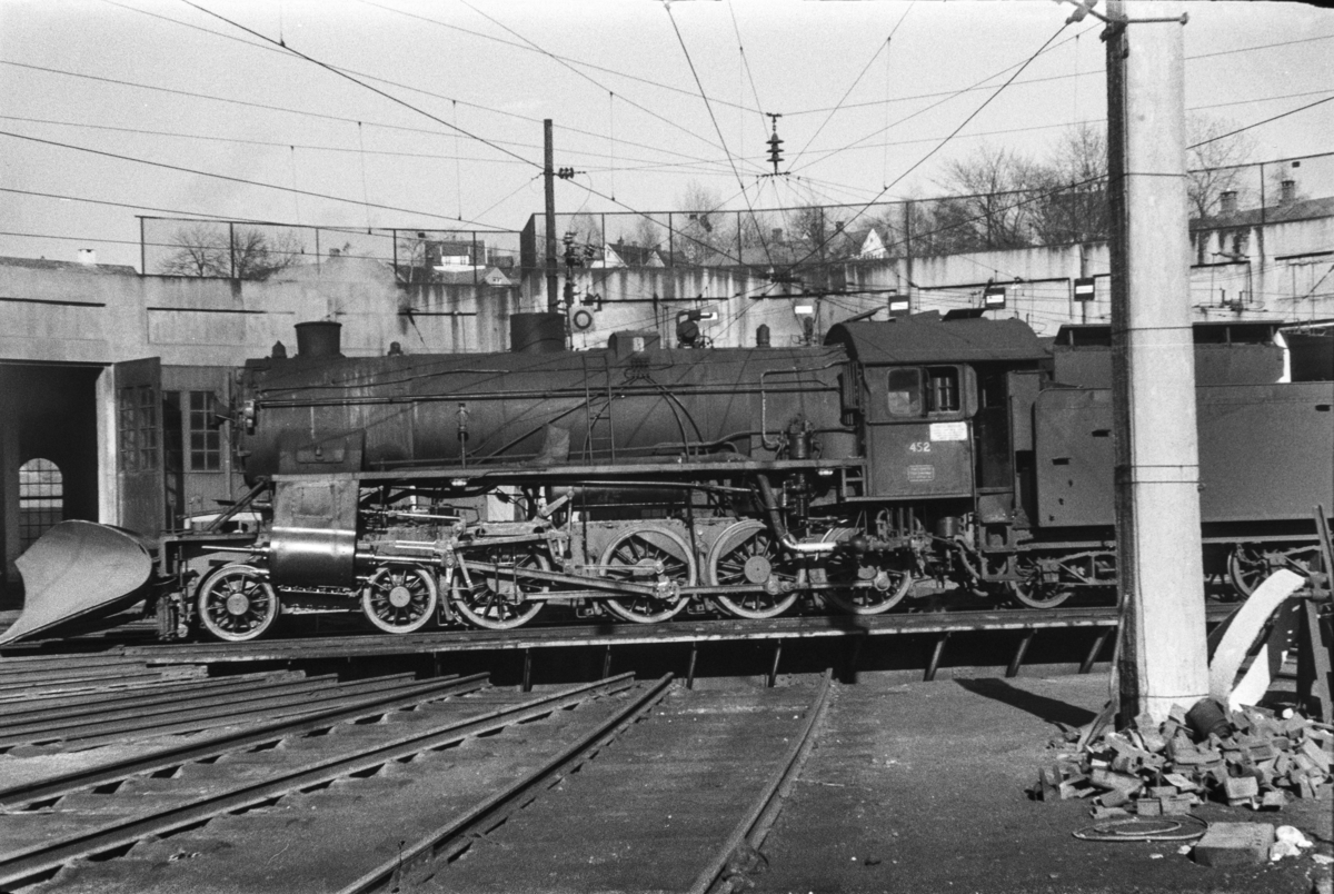 Damplokomotiv type 31b nr. 452 på svingskiven på Voss stasjon.