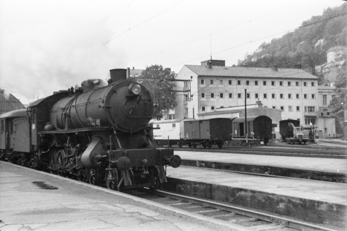 Damplokomotiv type 31a nr. 285 med persontog på Bergen stasjon.