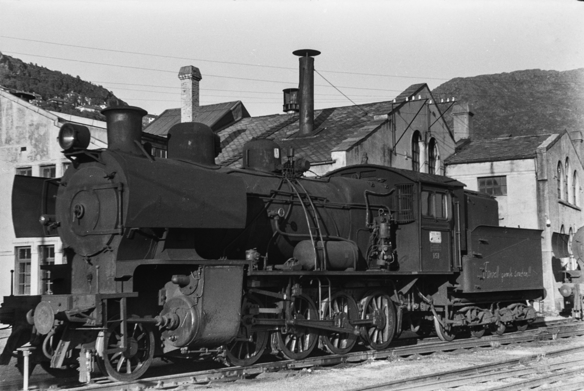 Utrangert damplokomotiv type 28b nr. 151 på Sjøsporet ved lokomotivstallen på Bergen stasjon.