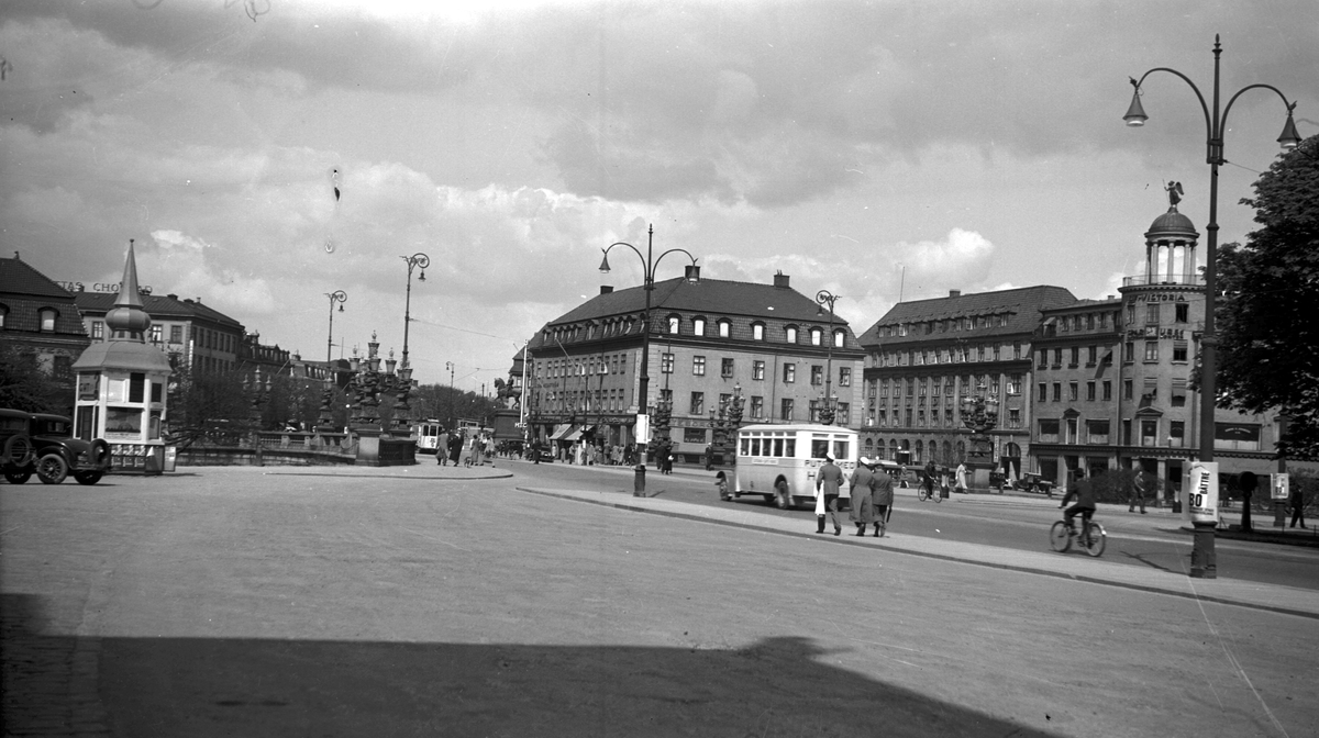 Bilden tagen från kungsportsavenyn i riktning mot kungsportsbron och kungsportsplatsen. I bakgrunden syns bl a Svenska Mässan, samt biografen Palladium. Bilden troligen från 1920-talet eller tidigt 1930-tal.
