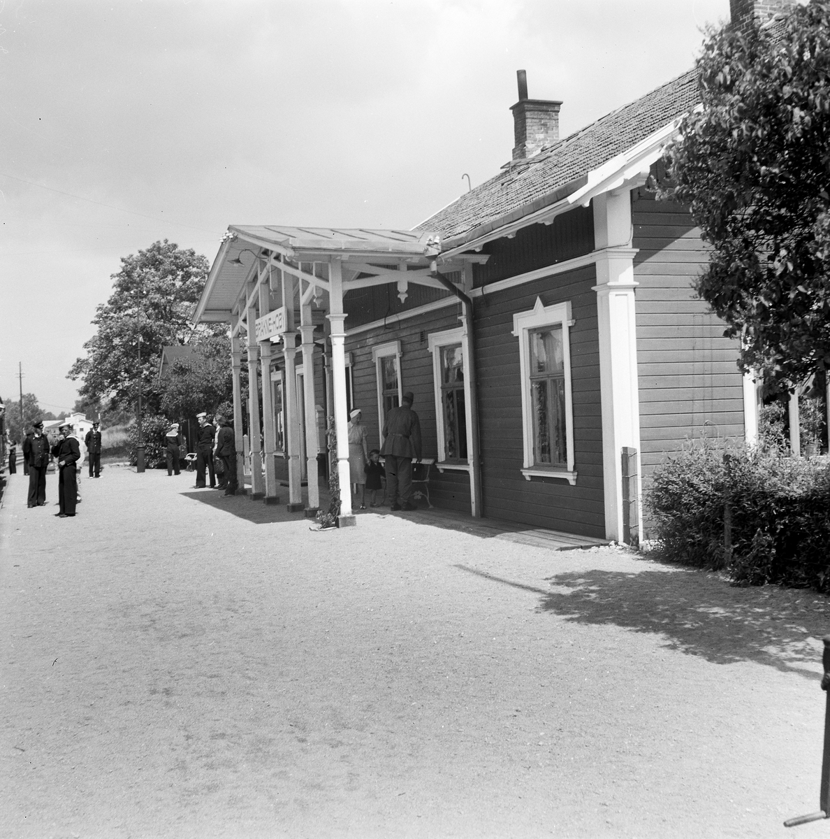 Militär och sjömän vid Bräkne-Hoby station.