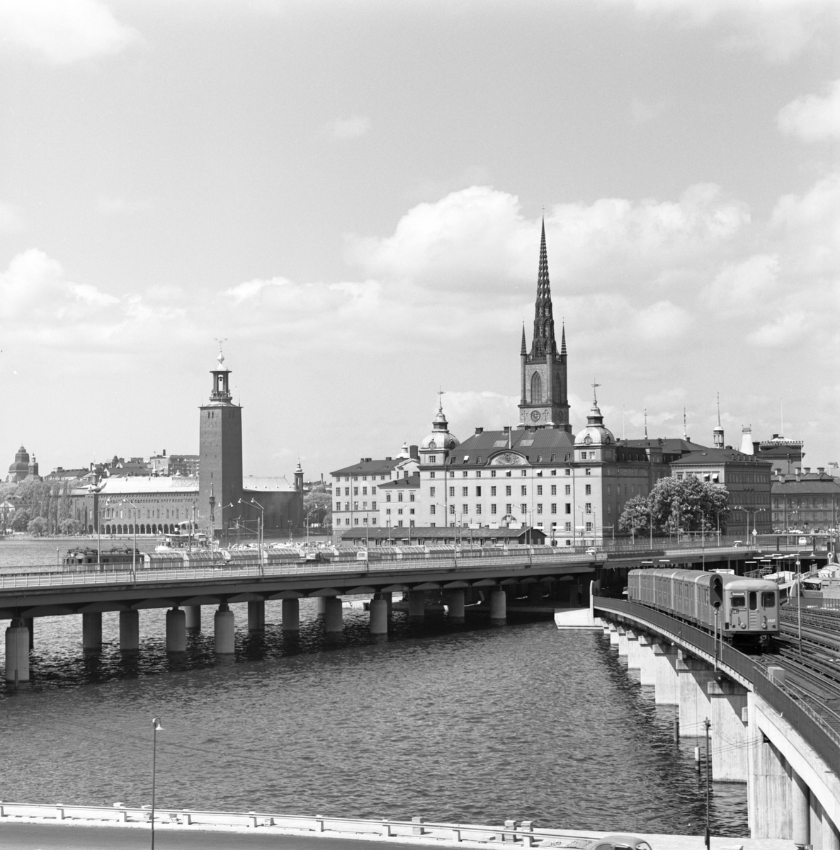 Söderbron, på sträckan mellan Riddarholmen och Söder Mälarstrand. Centralbron och Södra Järnvägsbron i bildens mitt.
