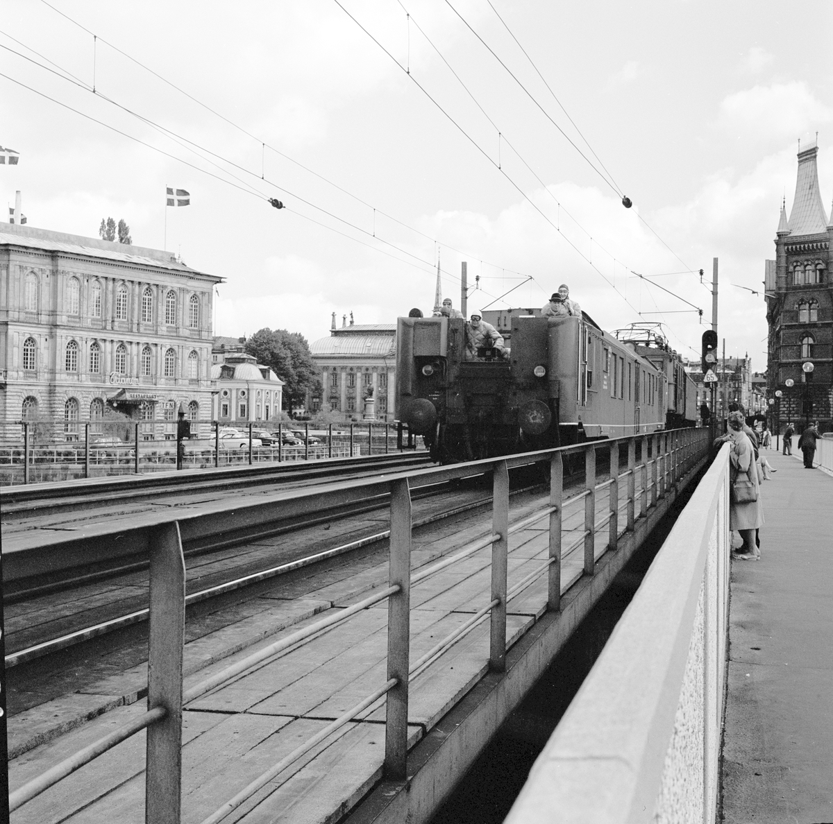 Filminspelning, Göteborg-Stockholm, 11-13 juli. Specialvagn av tyskt ursprungpå Norra Järnvägsbron mellan Riddarholmen och Stockholms Central.