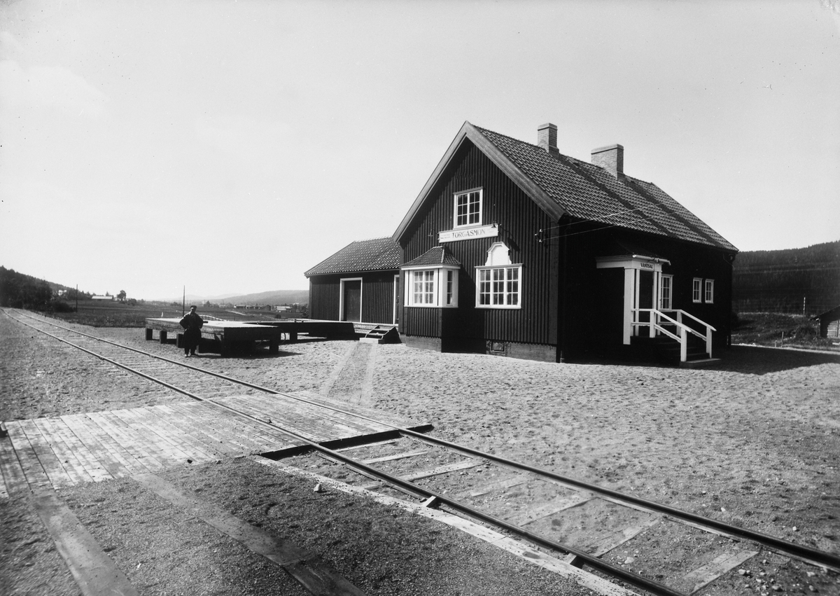 Hållplatsen togs i bruk 1928.