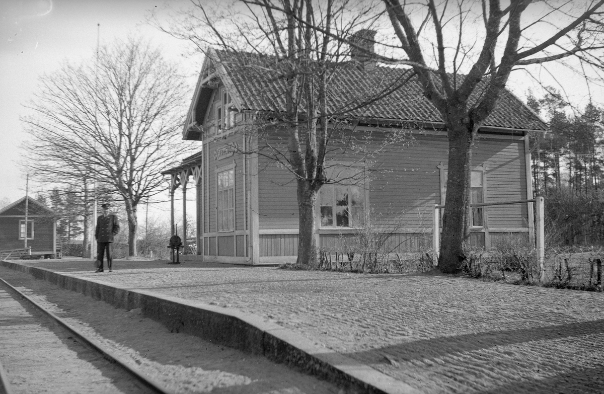 Stationshus
Trafikplats anlagd 1897. Envånings stationshus i trä, byggt i vinkel.