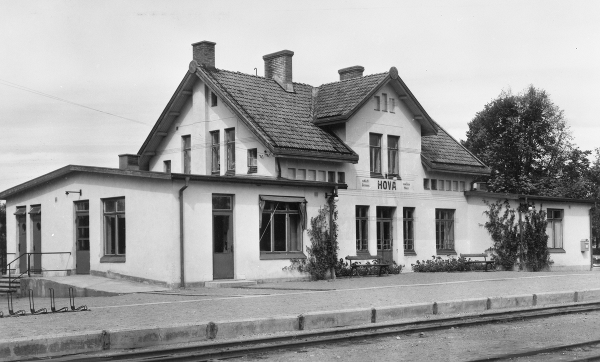 Station anlagd 1910. En och en halvvånings putsat stationshus. 1941 - 42 tillbyggdes två flyglar
