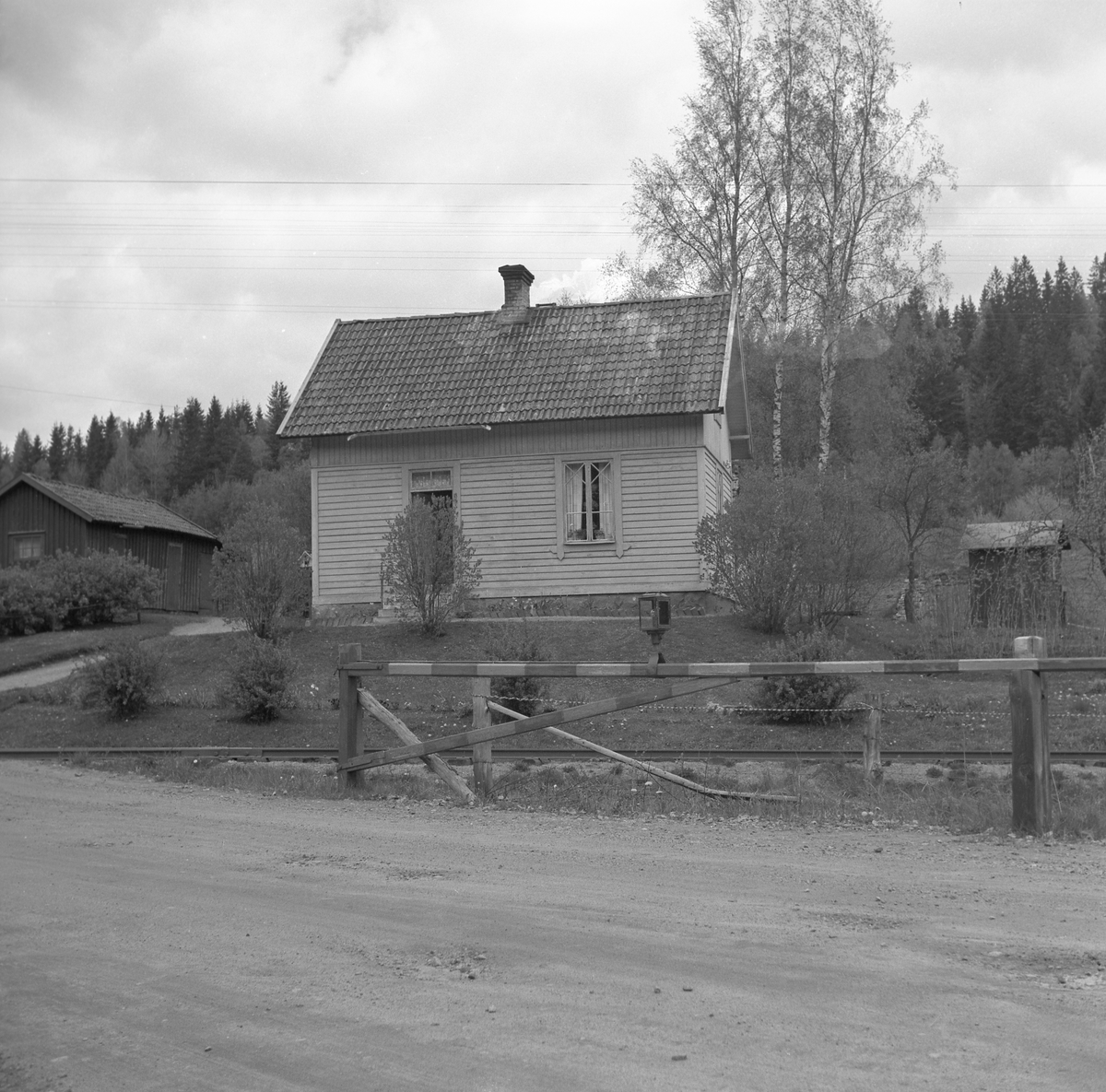 Skövde - Axvalls Järnväg, SAJ, banvaktstugan vid Stenberget på linjen mellan Våmbsklevens hållplats och Billingens hållplats. 1870 års Varnhemsväg korsar järnvägen. En av arbetlagsledarna för SAJ banbygge 1902 - 1904 var Gustav Karlsson. Han blev senare banvakt med placering i banvaktstugan vid Stenberget där han tjänstgrorde fram till 1945.