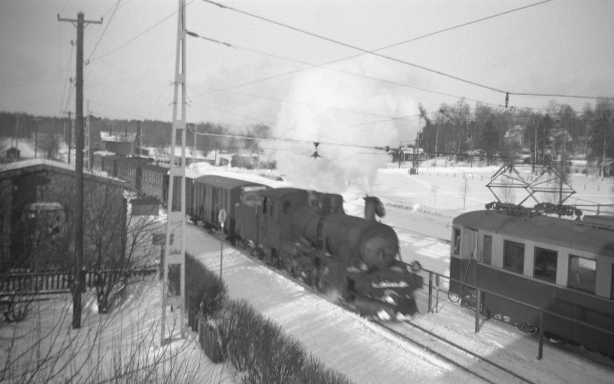 Tågmöte i närheten av Täby järnvägsstation.