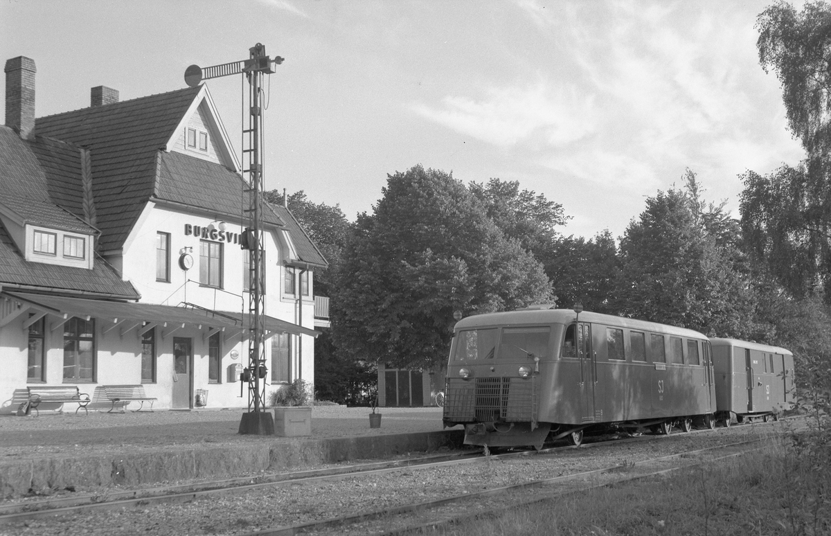 Statens Järnvägar,SJ YO1p 683 med släp vid Burgsvik station.