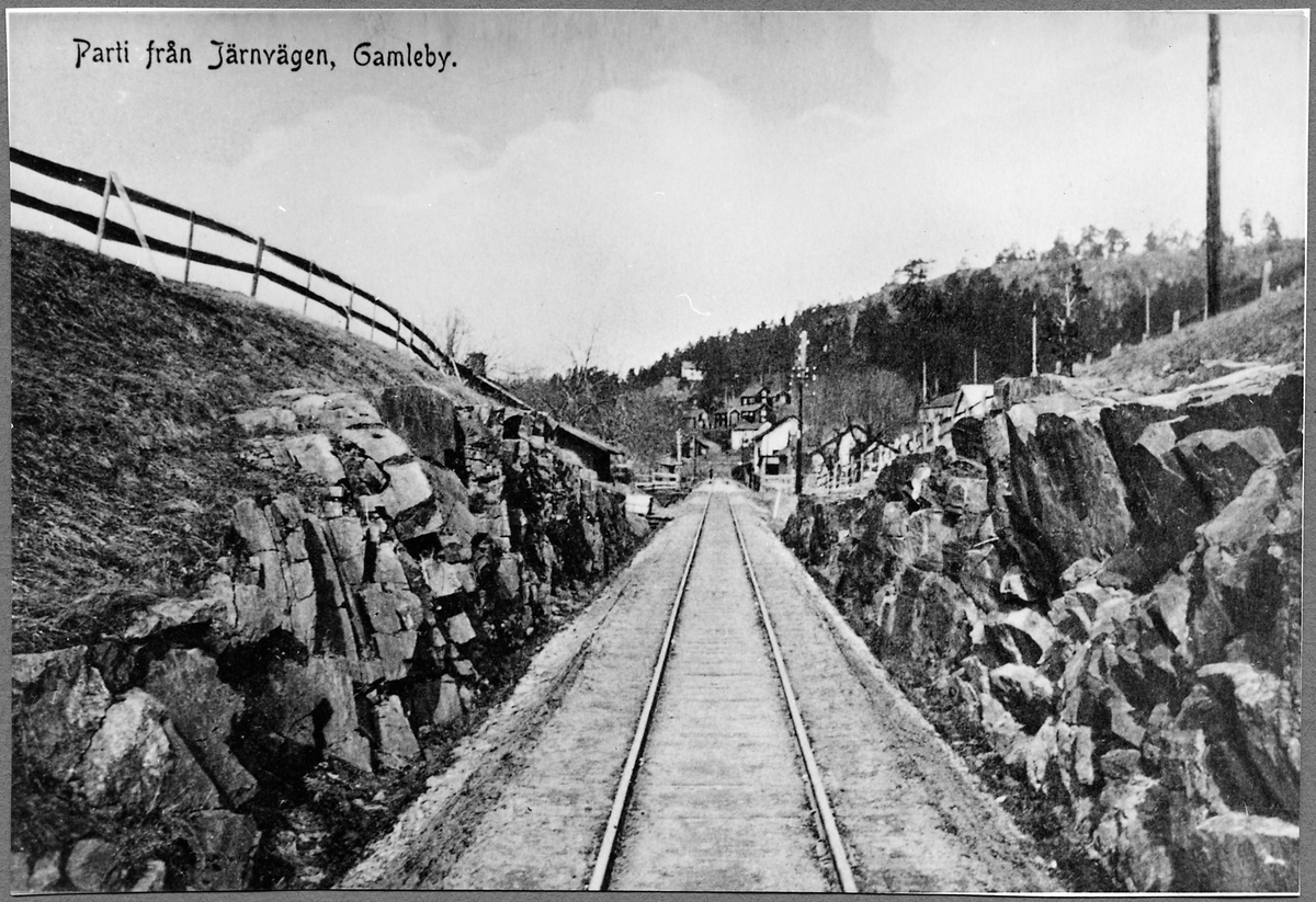 Parti från järnvägen vid Gamleby, på sträckan mellan Överrum och Gamleby, strax norr om Gamleby.