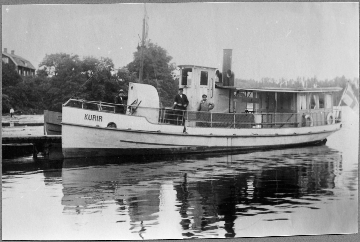 "Kurir" i Edsbruk. Båten trafikerade sträckan Storsjö- Edsbruk från 20-talet fram till 40-talet.