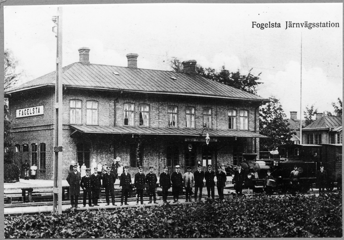 Personal vid Fågelsta station. Fågelsta-Vadstena-Ödeshögs Järnväg, FVÖJ lok 1 "Ettan".