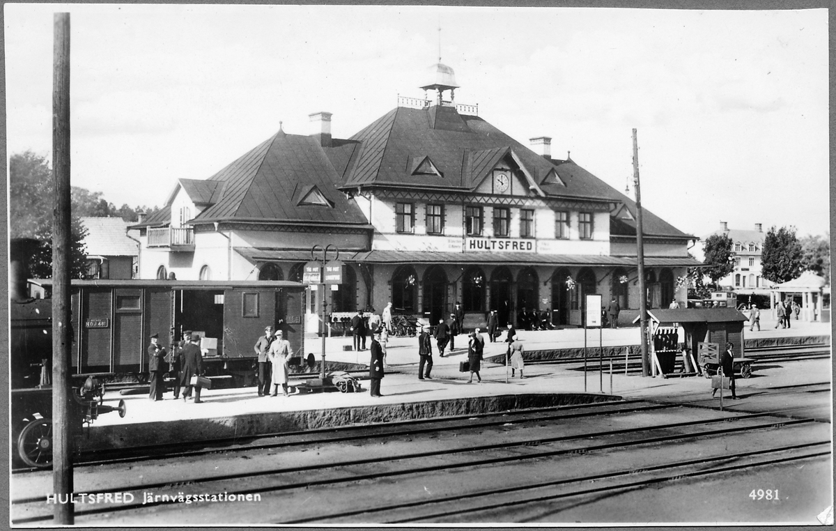 Hultsfred järnvägsstation, viktig knutpunkt för järnvägen och smalspåret. Godsvagn, Nässjö - Oskarshamns Järnväg, NOJ G 481.