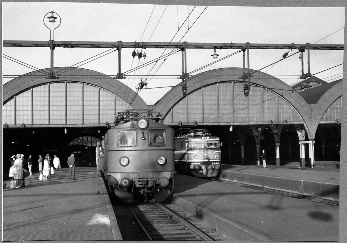 Statens Järnvägar, SJ F 603 samt SJ Rc1 1018 vid Malmö centralstation.