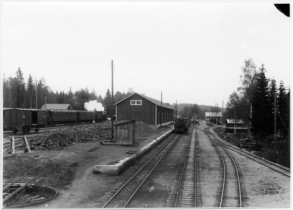 Sävsnäs Järnväg, SVJ lok 7 "Knut Falk". i bakgrunden på Hörkens bangård.