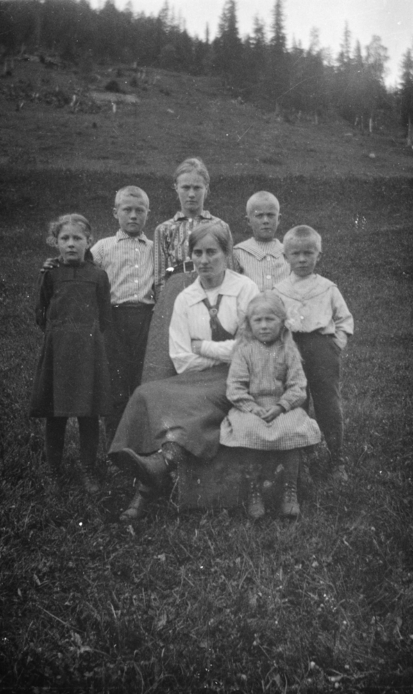 Gruppebilde. Emelia Linvik med tantebarna i Eiteråholmen.