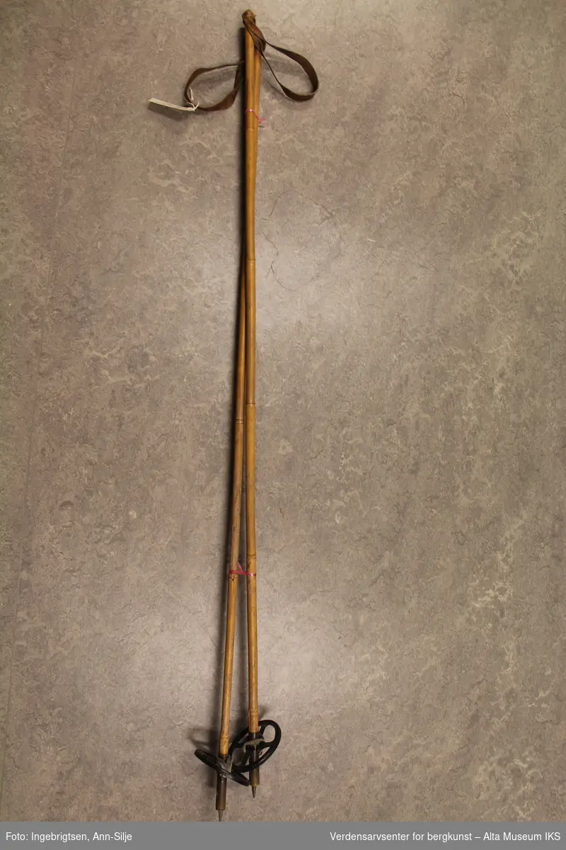 Form: Med enkle håndstropper

L 140 cm / DI trinser 10,5 cm