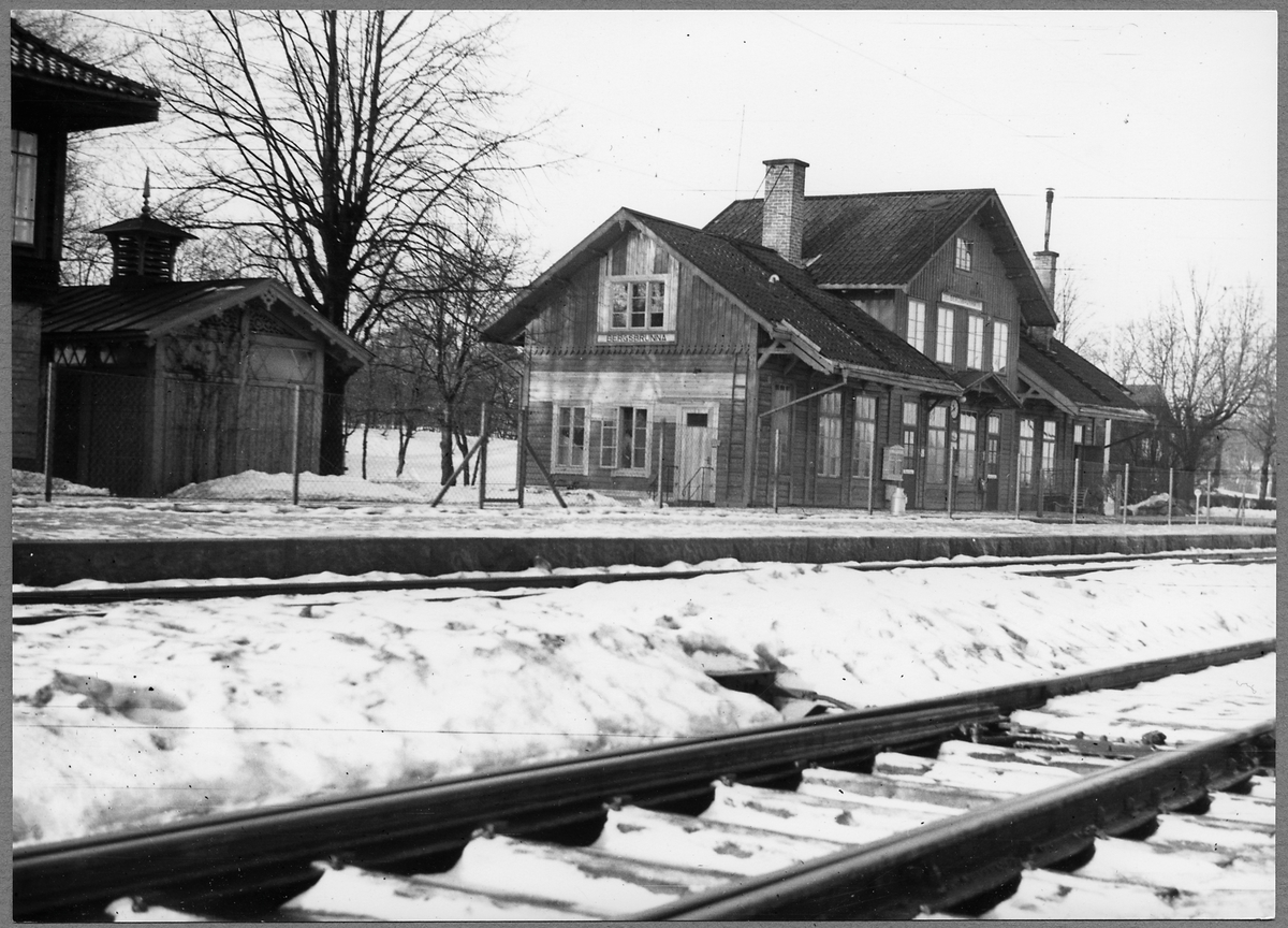 Stationen öppnad 1866. Stationshuset byggdes enligt Habomodellen. Byggnaden har inte genomgått någon modernisering under tiden. Stationen upphörde 1971 för allmän trafik.
