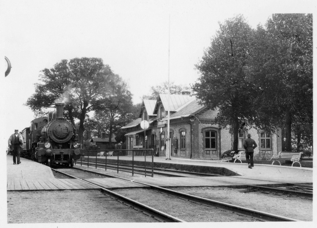 Namnet var till 1943 BILLESHOLMS GRUVA , därefter BILLESHOLM.Stationen byggd 1875 av LEJ. Stationen anlagd 1876. Envånings stationshus i sten. Mekanisk växelförregling 
LEJ , Landskrona - Engelholms Järnväg