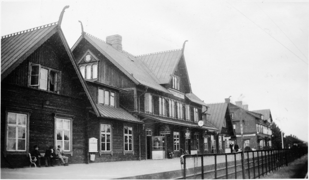 Bodens stationshus. Resande på plattformen. Järnvägsmuseet