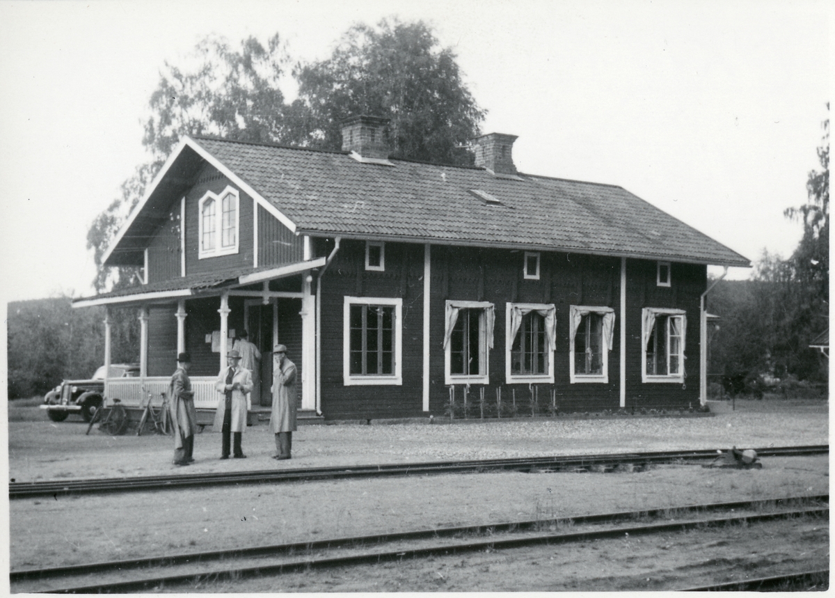 F.D. Edebäck stationshus "busstation" 1948.
NKlJ, Nordmark - Klarälvens Järnväg.
Vid sidobana från Sjögränd.