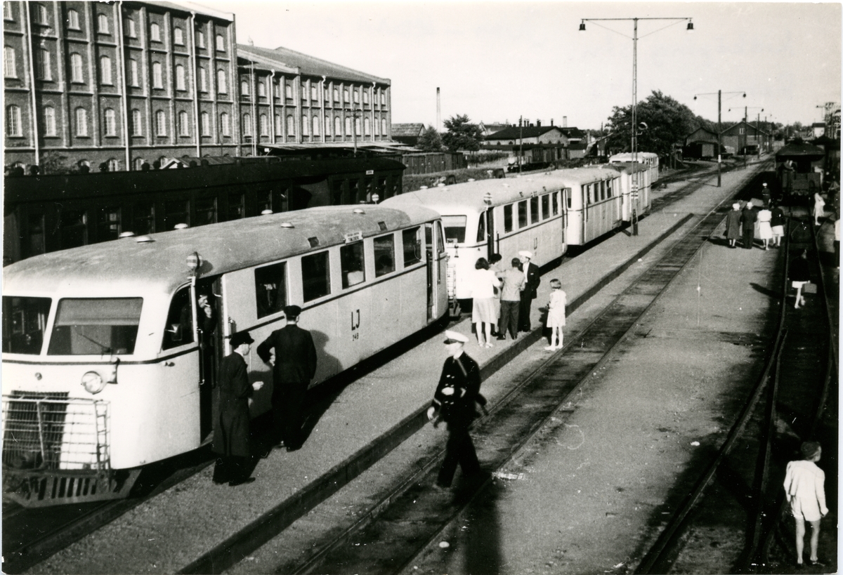 Stationen anlades 1874. Tvåvånings stationshus.
LJ  Yo8g  24B ,  Lidköpings Järnväg
2 motorvagnar och 2 släpvagnar.