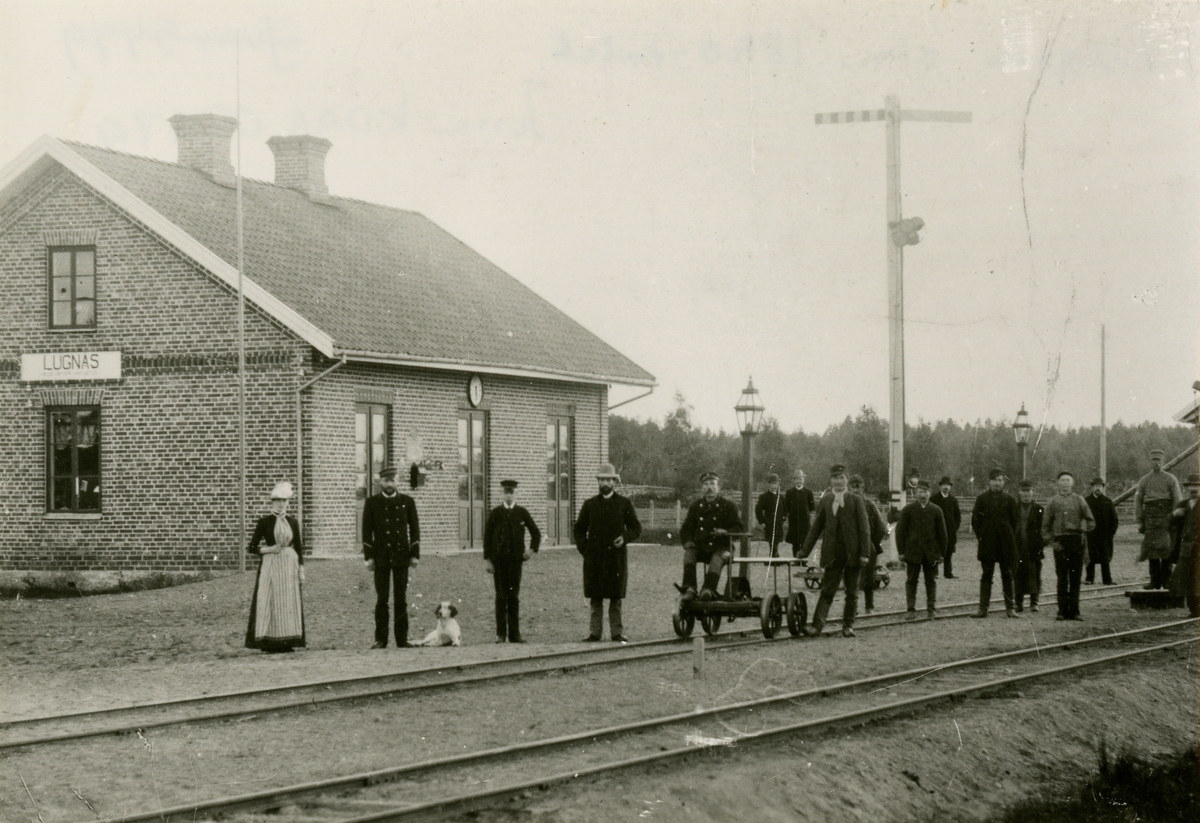 Trafikplats anlagd 1889. Envånings stationshus i tegel, moderniserat på 1930-talet