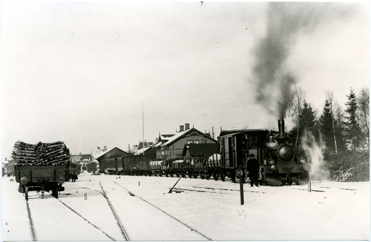 Hässleholm - Markaryds Järnväg, HMJ lok 2 med blandat tåg vid Markaryds station.