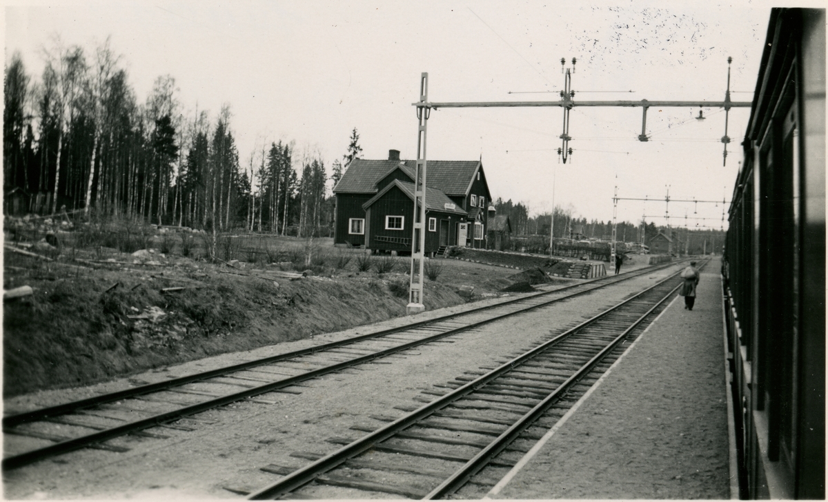 Trafikplats anlagd 1899. Ny byggnad uppfördes 1917 och har sedan moderniserat. Järnvägen elektrifierades 1934.
