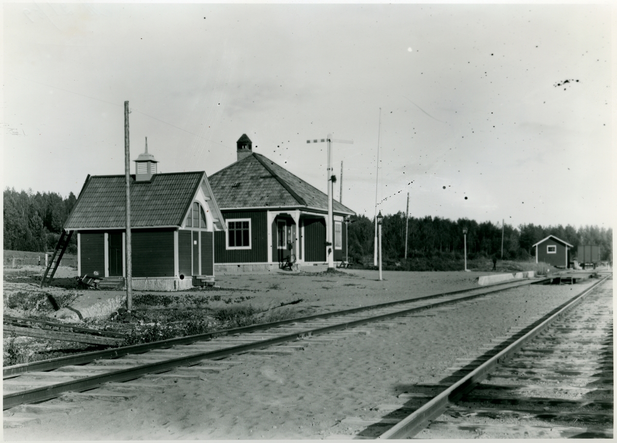 Hållplats anlagd 1904. Envånings stationshus i trä. Nedlagd 1960.