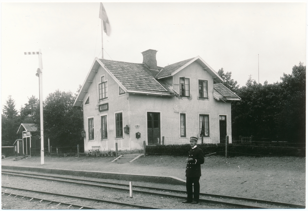 Stationen öppnad 1895 för allmän trafik. En- och enhalvvånings stationshus i trä. Efter en brand 1902 byggdes nytt stationshus. Under åren moderniserades stationen flera gången. på grund av minskade trafik nedlades stationen 1984.   På fotot syns Stationsmästare J.W. SJöholm.
