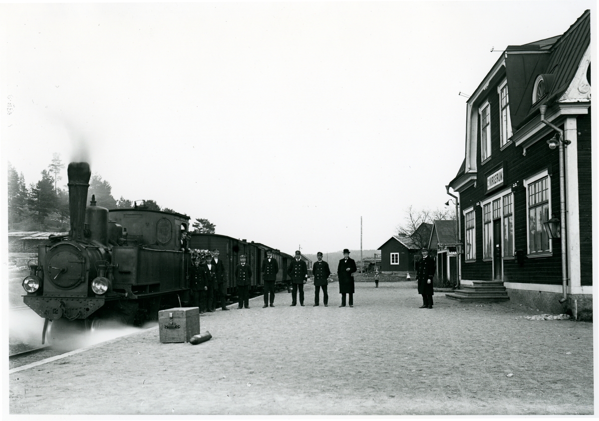 Växjö-Åseda-Hultsfreds Järnväg (VÅHJ) med  lok VÅHJ S3p 5, vid Virserums station, någon gång på 1920-talet.