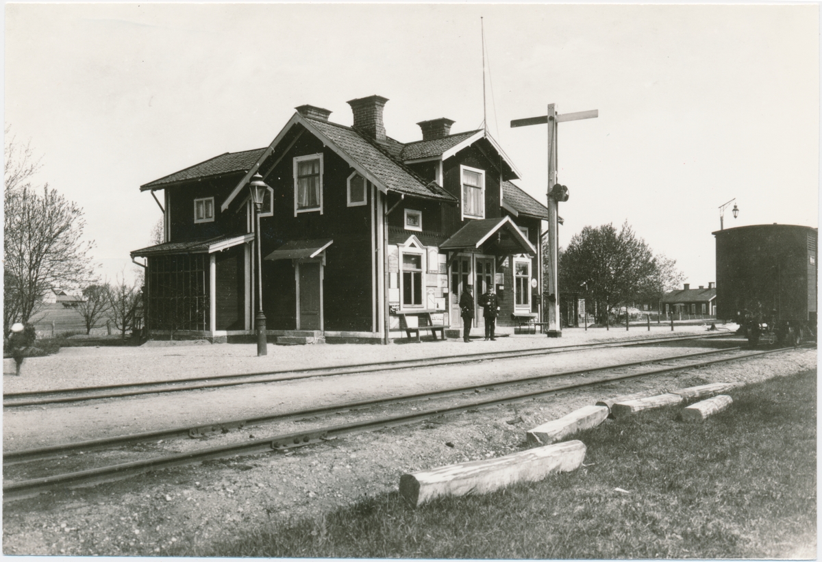 Östra Husby station. Vikbolandsbanan, VB. Anlades 1892. Övergick till Statens Järnvägar,SJ 1950. Nedlagd 1960. Bangården utbyggdes 1945