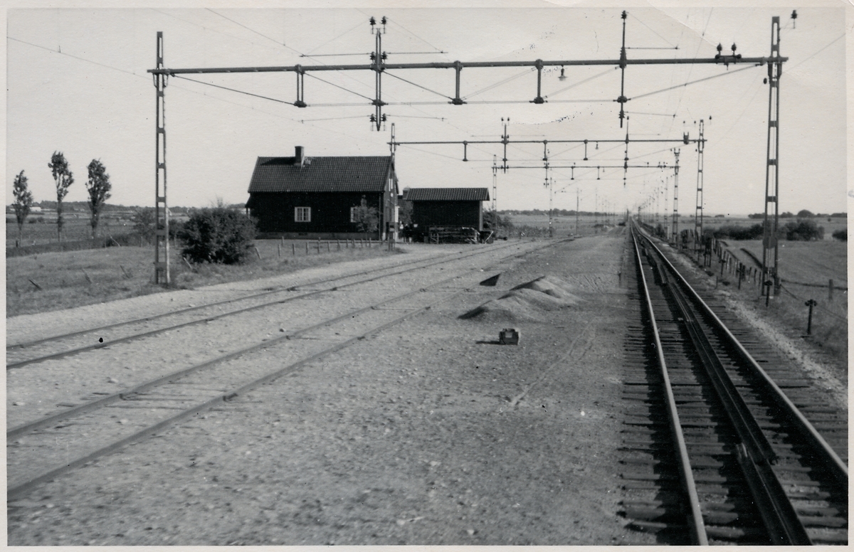 WBJ , Varberg - Borås Järnväg .
Trafikplats anlagd 1917. Envånings stationshus i trä med gavle mot banan