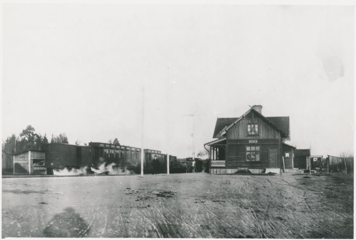 Stationen öppnad 1927 som bispår till Via tjärindustri. Godstrafiken upphörde 1965 och ett år senare nedlades stationen.  Gammal stavning på skylten.