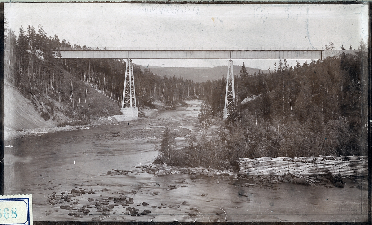 Bron över Lögde älv på linjen mellan Västansjö och Norrfors längs Norra Stambanan.