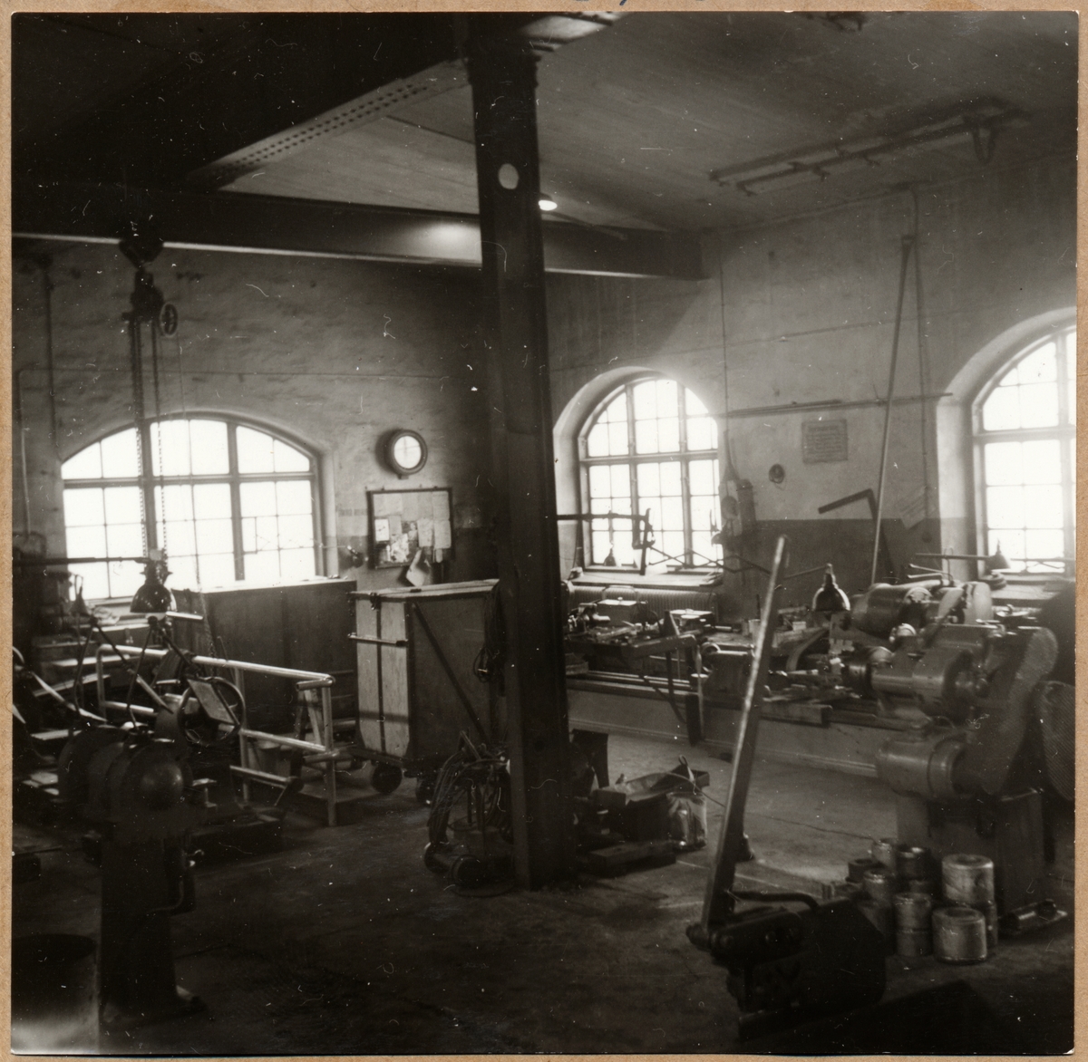 Interiör av verkstad i Krylbo med maskiner i bild.