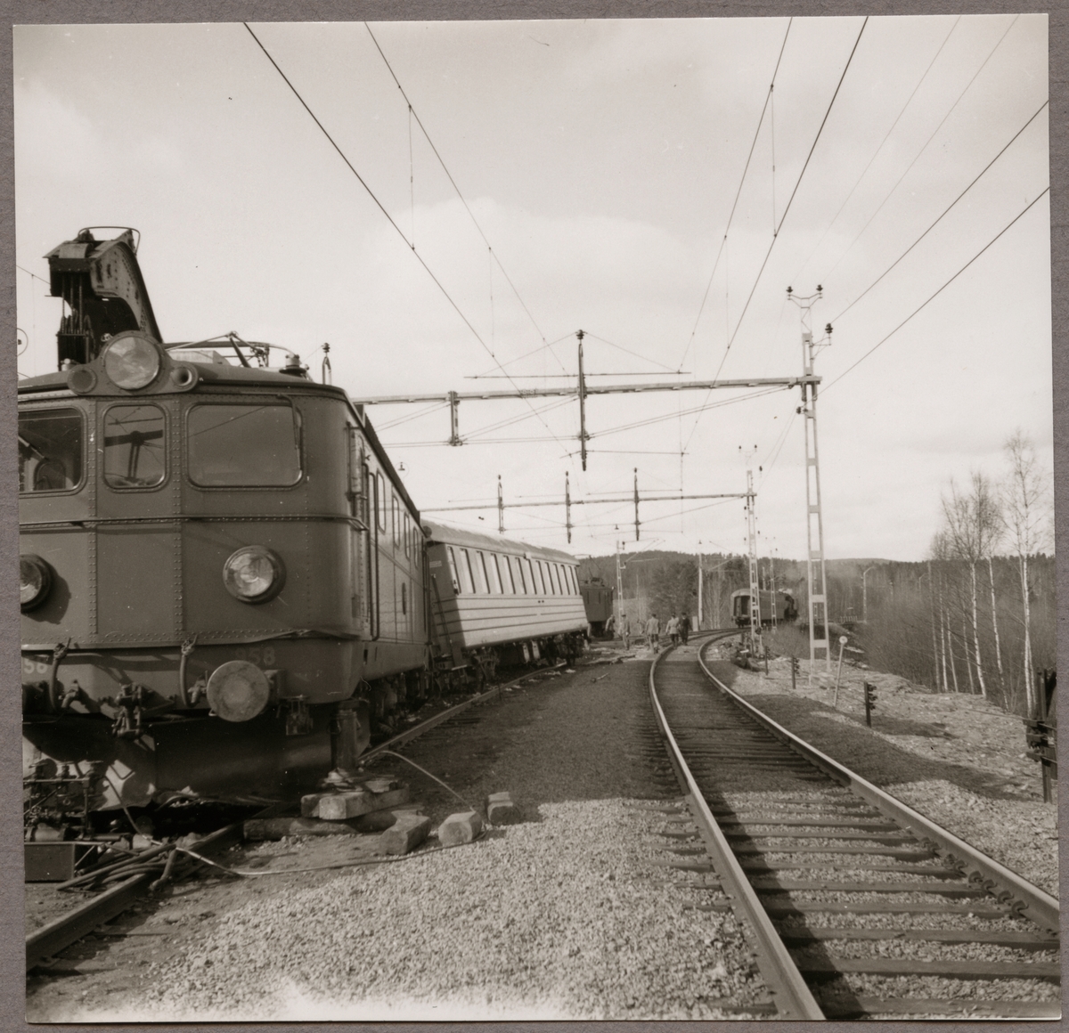 Statens Järnvägar, SJ Ma 958 och personvagnar efter urspårning i Simeå mars 1961.