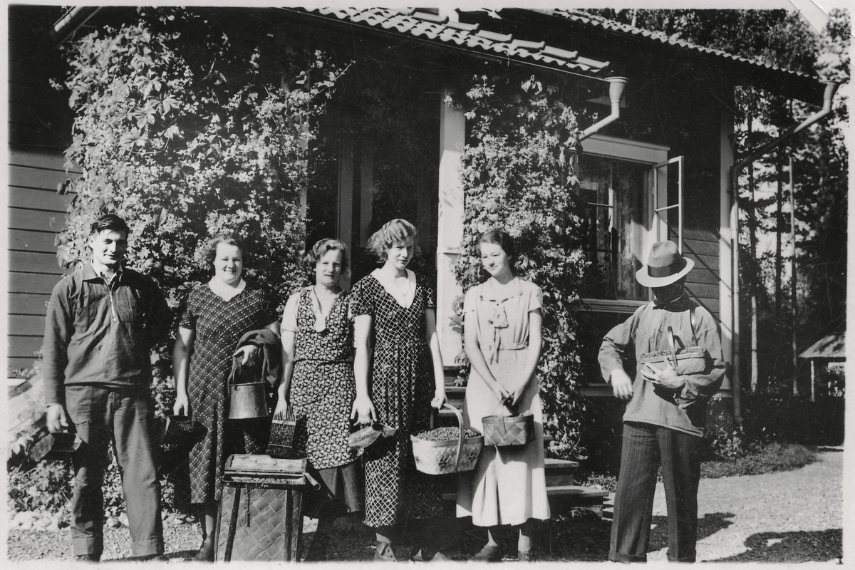 Bärplockarlaget nyss hemkomna från Skatfallet. Från vänster: Per-Ols Erik Hansson, Västbyggeby och systrarna Astrid, Siri, Ingrid och Ingeborg samt Oskar Rapp.
