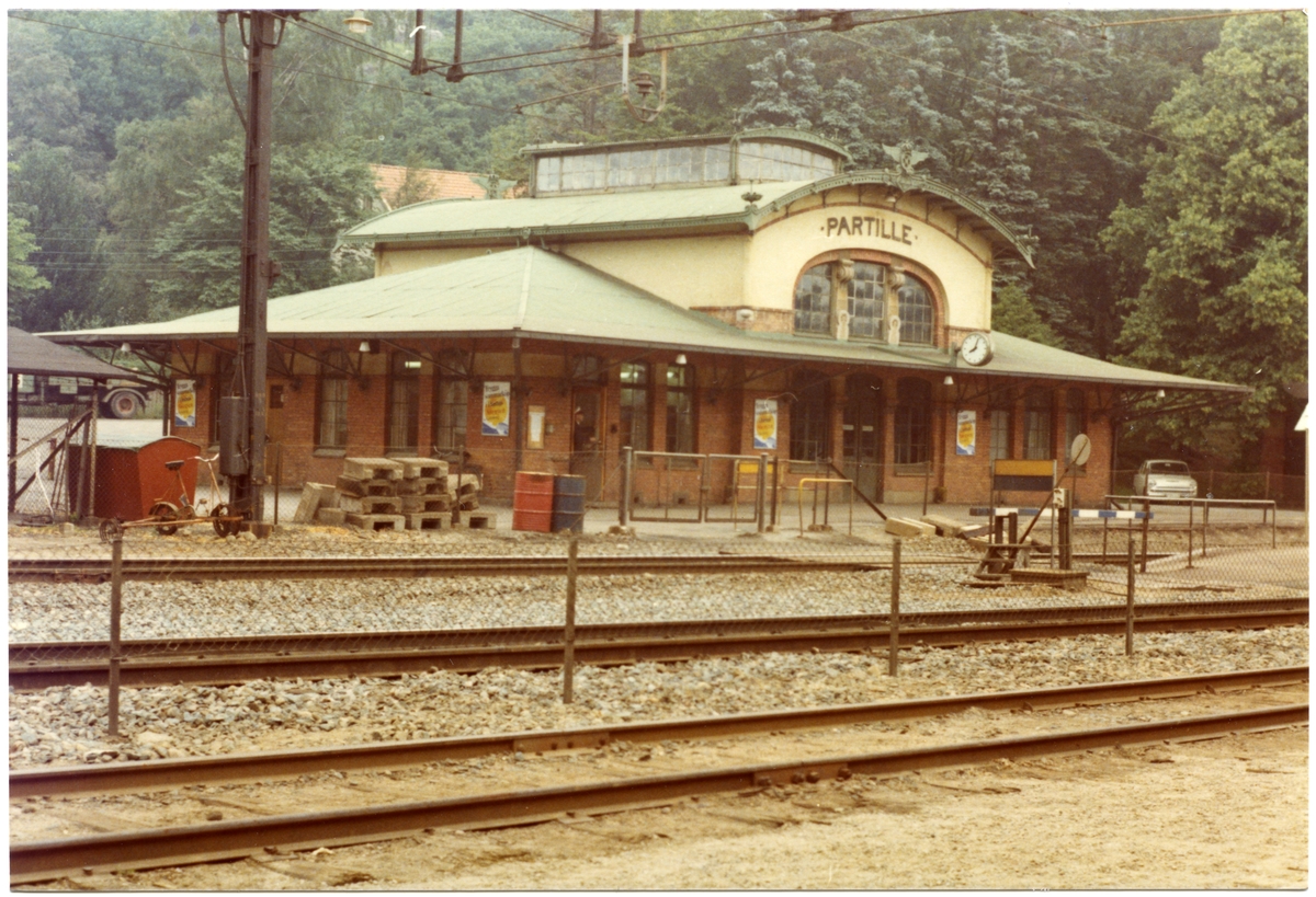 Skrevs tidigare PARTILLED. Stationen anlades 1856. .
Nytt stationshus 1901