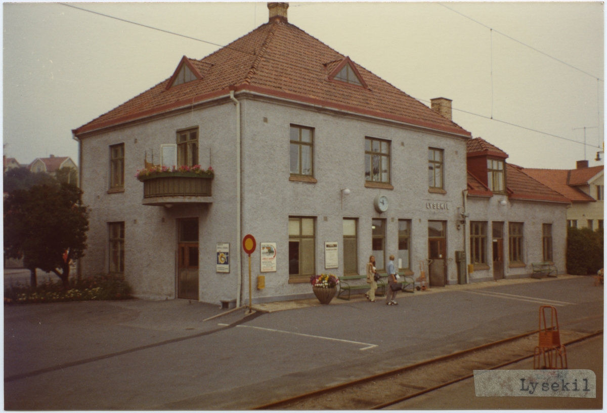 Lysekils Järnväg, LYJ, Stationen anlades 1912. Stationshus i två våningar i sten. Statligt 1939-07-01, Elektrifiering 1950-06-10, Fjärrblockering 1957.