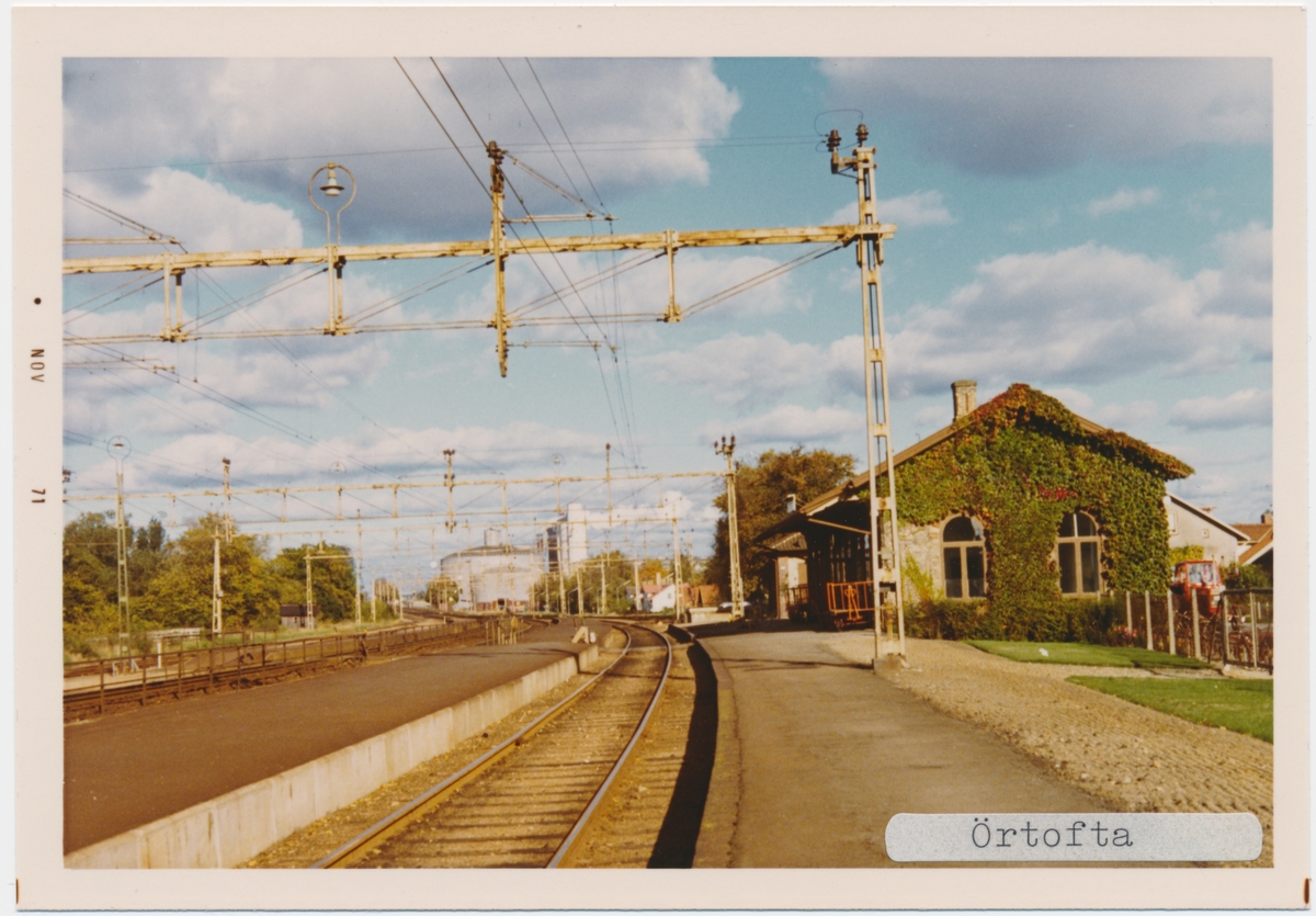 Örtofta station 1971. Statens Järnvägar, SJ. Stationen öppnades 1857. Stationshuset byggdes 1858 och revs på slutet av 1970-talet. Men 1983 anlades en hållplats för Pågatågen. Banan elektrifierades 1933.