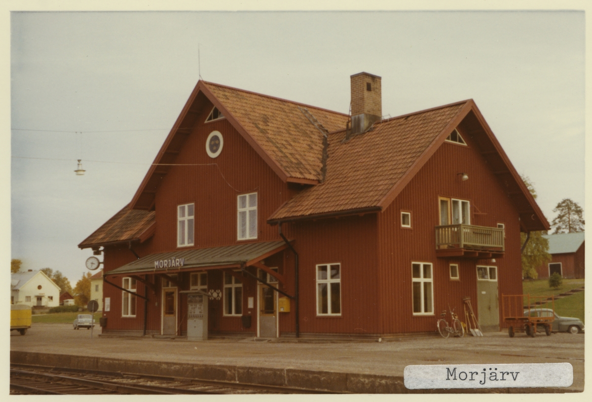 Station anlagd 1901-02. En- och enhalvvånings stationshus i trä.