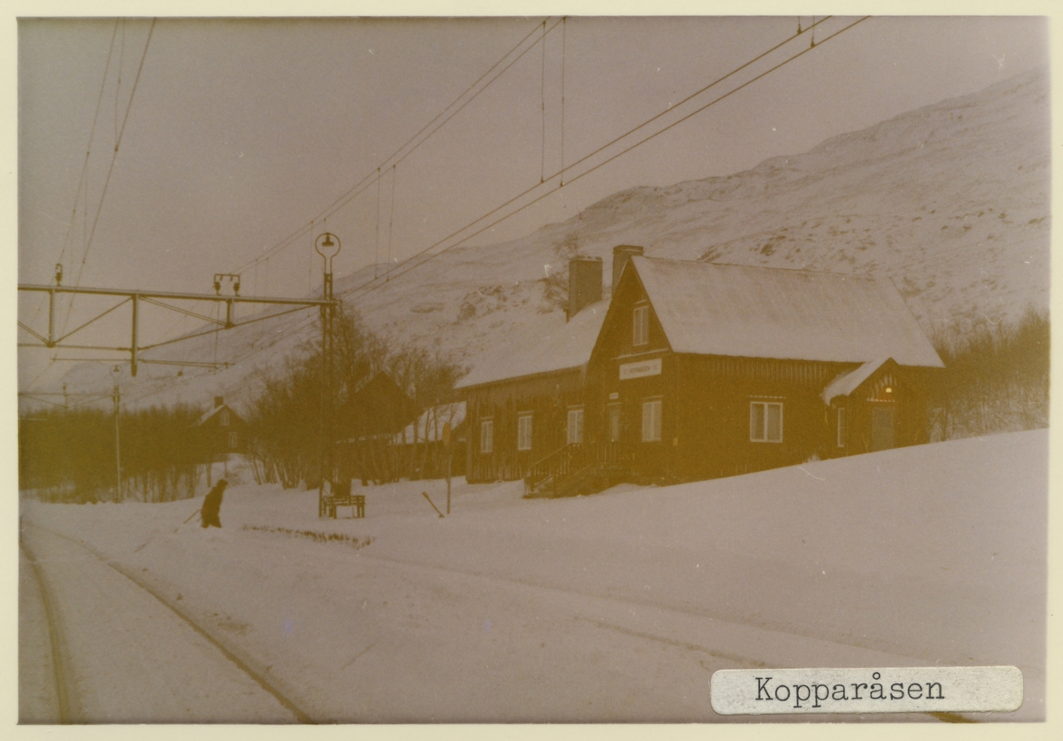 Öppnad 1902 med stationshus som är ett en och en halv vånings stationshus i trä, enligt typritningar av SJ:s chefsarkitekt Folke Zettervall. Men är senare tillbyggt och har försetts med ett rött plåttak. Stationhuset är sålt och används bland annat som uthyrning till friluftslivet.