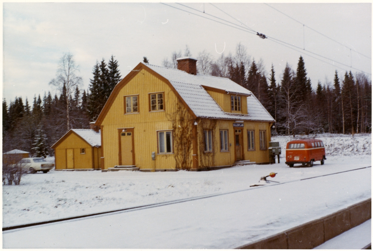 Hällenyland station.