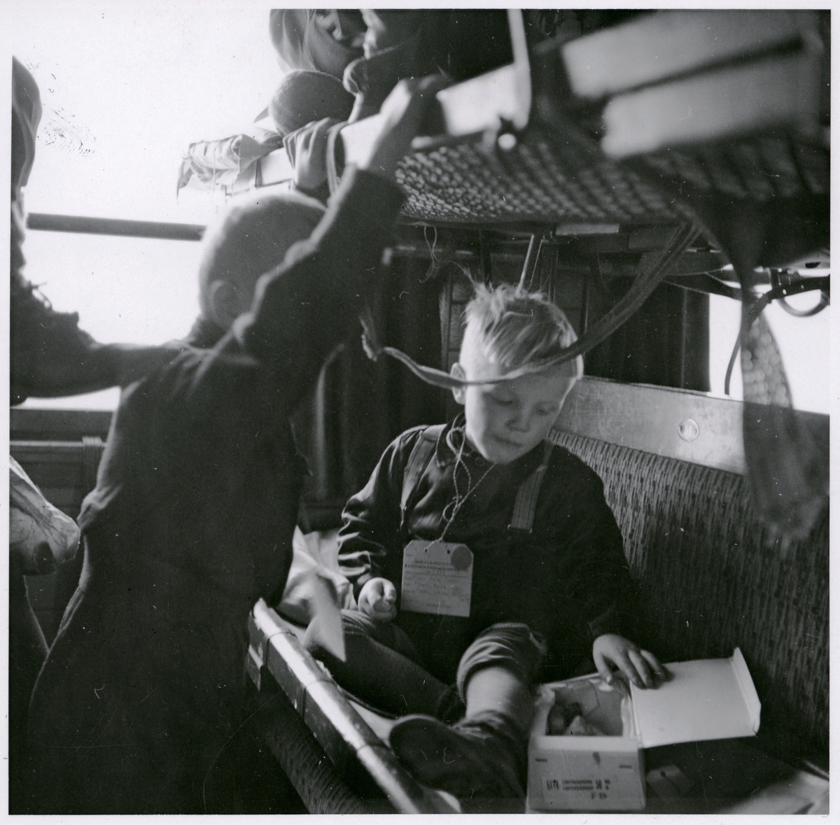 Ombord på barnevakueringståg från finland, mars 1944.